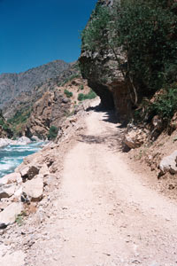 Дорога вдоль Чаткала. Карниз